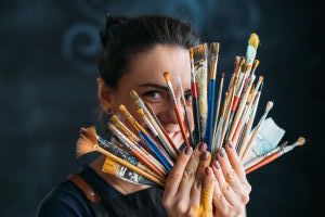 Au collège, au lycée, dans le supérieur, le professeur d’arts plastiques éveille la sensibilité artistique des élèves.
