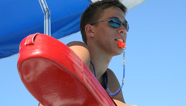 En bord de plage ou de piscine, le maître-nageur sauveteur veille à la sécurité des baigneurs.