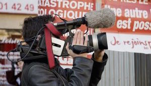 « Couteau suisse » du journalisme audiovisuel, le journaliste reporter d’images (JRI) agit seul.