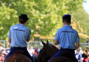 Le gendarme fait partie d'une force armée. Son rôle : assurer la défense et la sécurité de ses concitoyens.