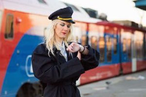 L’agent d’escale ferroviaire joue un rôle clé pour assurer la sécurité des voyageurs et la ponctualité des trains