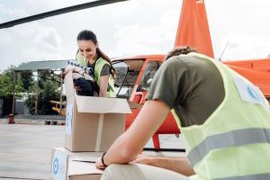 Le logisticien humanitaire organise l’acheminement sur le terrain du matériel, des approvisionnements et des personnes.