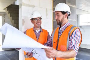 Acteur du BTP, le chef de chantier encadre l’équipe chargée d’une construction. Il veille à la qualité du travail.
