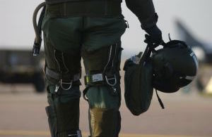 Au service de l’armée de l’air, le pilote de chasse assure une mission de défense et de sécurité à bord de son avion de combat.