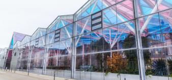 La galerie colorée qui relie les différents bâtiments du campus Artem, symbole de sa transdisciplinarité.