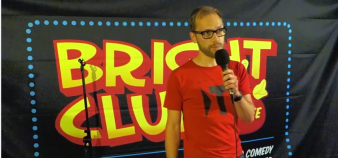 Au Bright Club de Dundee, en 2014, Stephan Köppe explique au public ce que font les Allemands du sandwich britannique.