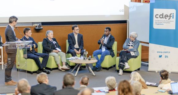Différents intervenants échangent lors de la table-ronde "Former les ingénieurs à la complexité : vers une pédagogie de l’adaptation ?" du colloque de la CDEFI