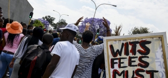Des étudiants protestent contre l'augmentation des frais de scolarité à l'université de Witwatersrand à Johannesburg (Afrique du Sud), le 20 octobre 2015.