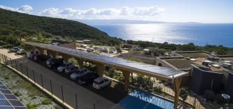 Au centre de recherches scientifiques Georges-Péri à l'université de Corse, des places de parking sont abrités par des ombrières solaires, permettant de recharger les voitures électriques.