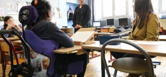 En France les unités pour l'inclusion scolaire, ULIS, accueille dans des établissements classiques les élèves en situation de handicap.
