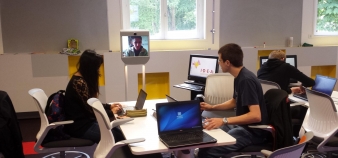 Learning Lab de l'École Centrale et l'EM de Lyon - Le robot de téléprésence Beam permet à des personnes extérieures d'intervenir pendant les cours, comme si elles étaient présentes.