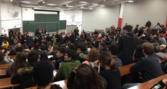 À Tolbiac, l'assemblée générale a réuni près de 600 étudiants, ce jeudi 1er février 2018, mobilisés contre la réforme de l'entrée à l'université.
