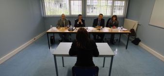 Des études soulignent la moindre réussite des jeunes filles lors des examens oraux.