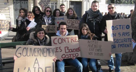 Ostéopathie : étudiants et professionnels manifestent contre la prolifération de l'offre de formations