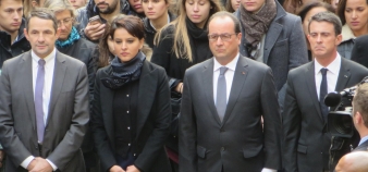 Thierry Mandon, Najat Vallaud-Belkacem, François Hollande et Manuel Valls entourés d'un millier de jeunes pour la minute de silence en hommage aux victimes des attentats.