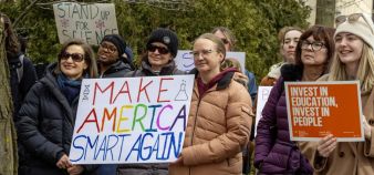 Des manifestants opposés aux coupes budgétaires de Donald Trump dans la recherche scientifique, à Détroit, le 7 mars 2025.