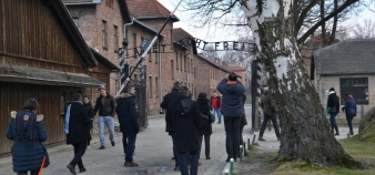 Formation des enseignants à l'histoire de la Shoah : professeurs à l'entrée du camp d'Auschwitz