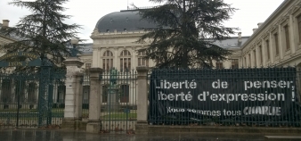 Banderole "Nous sommes tous Charlie" à l'université de Lyon 2 Louis-Lumière