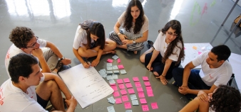Dès la rentrée de première année, les étudiants d'Audencia sont invités à se projeter dans le monde du travail en explorant des sujets soumis par de grands groupes.