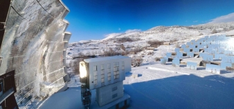 Le grand four solaire d'Odeillo en hiver, sur lequel travaillent les chercheurs de l'université de Perpignan © CNRS