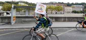 Les chercheurs à vélo sur les quais de Saône à Lyon ©Stephane AUDRAS/REA