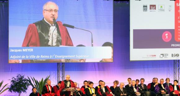 Reims organise une cérémonie de remise de diplômes pour les étudiants de la ville