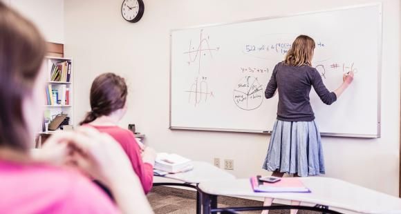 Réforme du bac : la baisse des maths au lycée général, une réponse à la pénurie de professeurs ?
