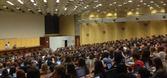 Lundi 28 septembre, l'aula magna de l'université de Bordeaux, d'une capacité de 1000 places, était pleine. Les premiers élèves décrocheurs permettent de réduire la pression dans les amphis.