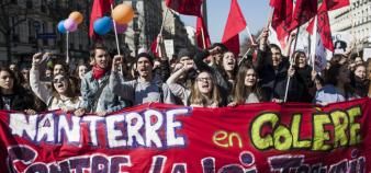 Des étudiants de Paris-Ouest-Nanterre-la-Défense ont manifesté contre le projet de loi El Khomri le 17 mars 2016 à Paris.