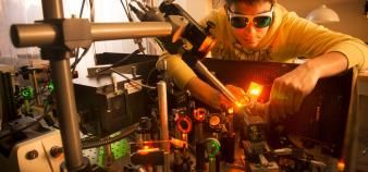 CNRS laboratoire - Alignement d''un faisceau laser dans le cadre d'une expérience d'optique.