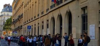 Les étudiants se pressent devant l'adresse emblématique de Sciences po, rue Saint-Guillaume à Paris.