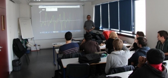 Professeur de physique à l'UJF, Joël Chevrier donne un cours de mécanique dans lequel il utilise les smartphones © UJF Grenoble