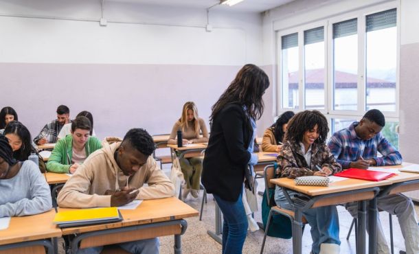 Selon les résultats des tests de positionnement, les filles "réussissent mieux que les garçons en français, alors qu’en mathématiques, la situation est inversée".