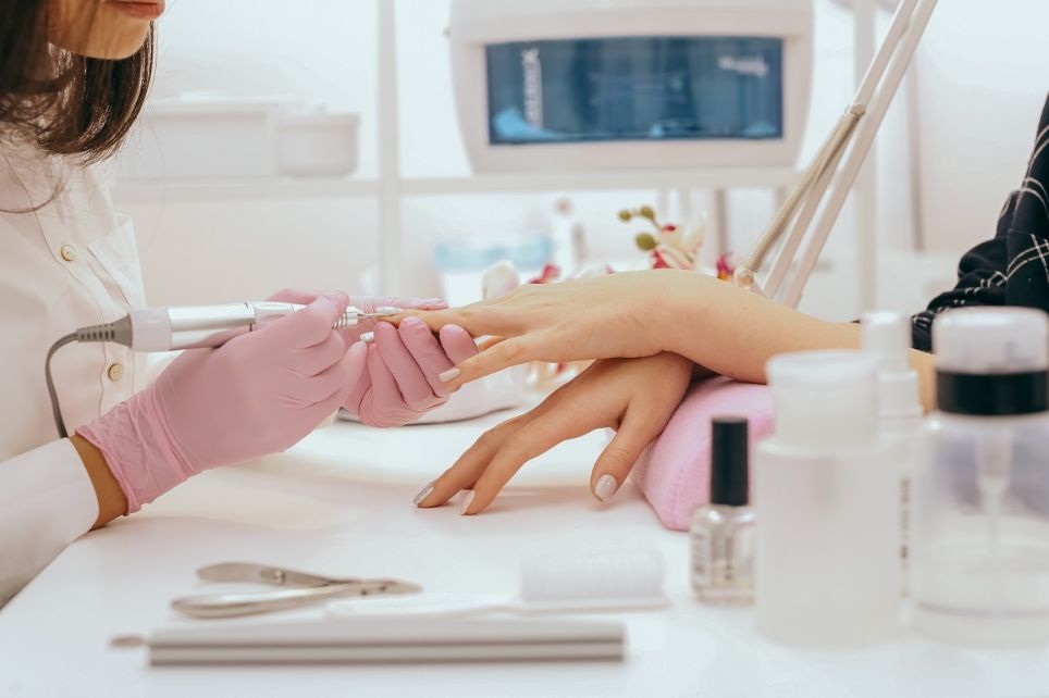 Le prothésiste ongulaire embellit et renforce les ongles, réalisant des extensions et des décorations pour soigner l'esthétique des mains.