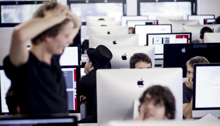 À l'école 42, 900 iMac, répartis en trois salles de travail, accueillent les élèves 24 heures sur 24.