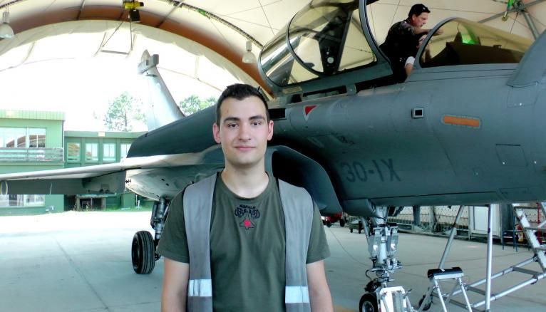 "Pour devenir mécanicien sur Rafale, j'ai d'abord obtenu un BTS aéronautique à Toulouse." Matthieu, 23 ans, sergent de l'armée de l'air.