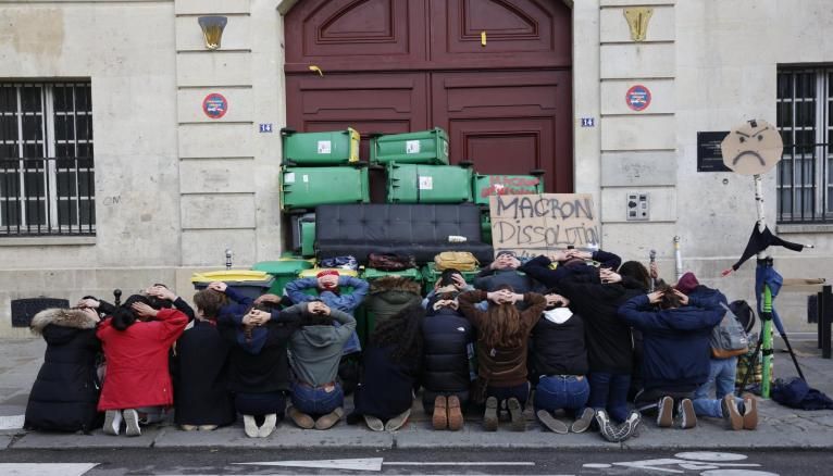 "Mardi noir" au lycée Charlemagne, à Paris : les élèves se mettent à genoux en solidarité avec les lycéens arrêtés à Mantes-la-Jolie le 6 décembre 2018.