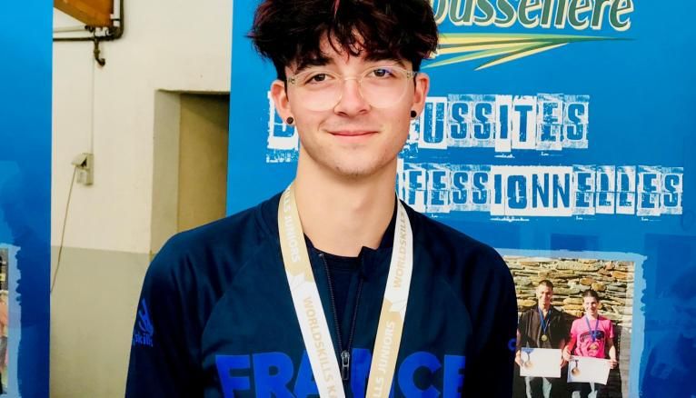 Johan, 17 ans, médaille d'argent des olympiades des métiers en 2019 : "Dès mon stage de 3ème, j'ai su que je deviendrai coiffeur"