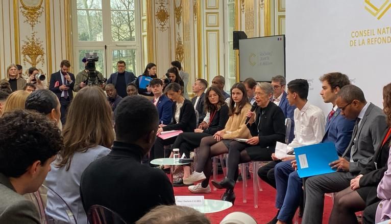 La Premiere ministre, Elisabeth Borne, a recu, ce vendredi matin à Matignon, une vingtaine de jeunes pour aborder la question de l'avenir professionnel.