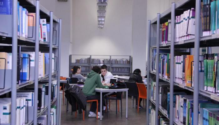 Aix-Marseille université – Campus Saint-Charles – bibliothèque - décembre 2012 – ©Camille Stromboni