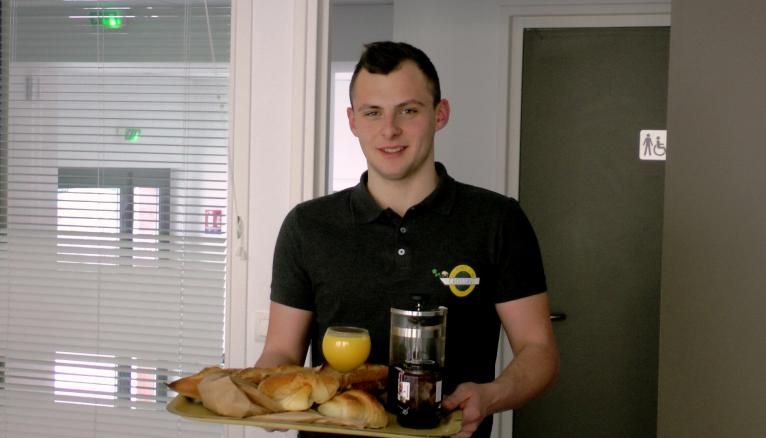 Antonin, 20 ans, étudiant à Burgundy Business school, créé une entreprise de livraison de petits déjeuners.