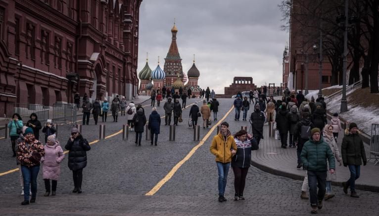 A Moscou, "l’ambiance est plutôt calme mais pesante", décrit Charles, élève-ingénieur en mobilité en Russie.