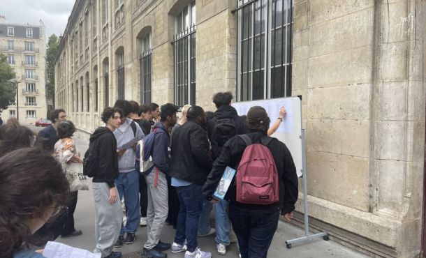 Les élèves se rassemblent devant les listes au lycée Arago.