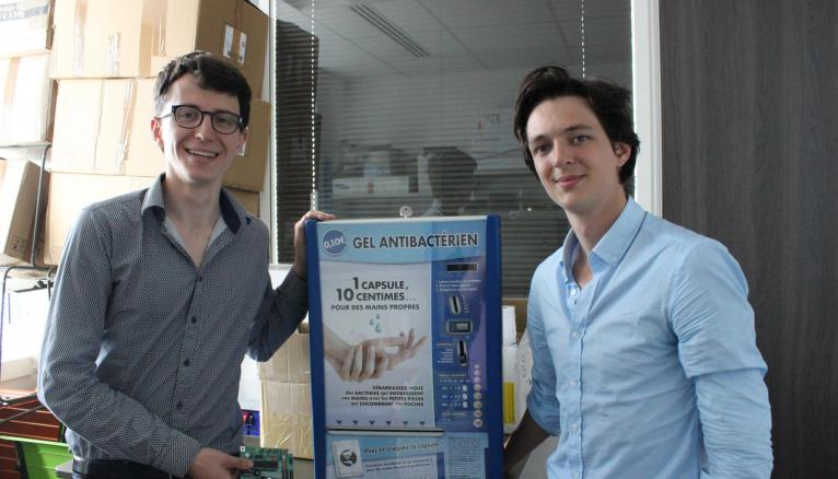 Benjamin et Arthur, fiers de leurs distributeurs permettant de remettre les centimes d'euros dans le circuit.