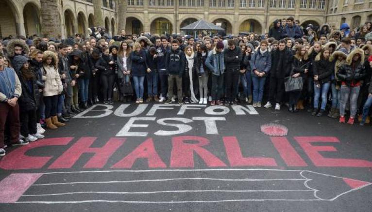 Minute de silence au collège-lycée Buffon, à Paris, le 8 janvier 2015, en présence de la ministre de l'Éducation nationale Najat Vallaud-Belkacem, en hommage aux victimes de l'attentat du 7 janvier au siège de “Charlie Hebdo”.