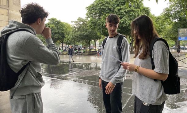 Laura à droite, Anatole au milieu et Ethan à gauche avant l'épreuve de philo.