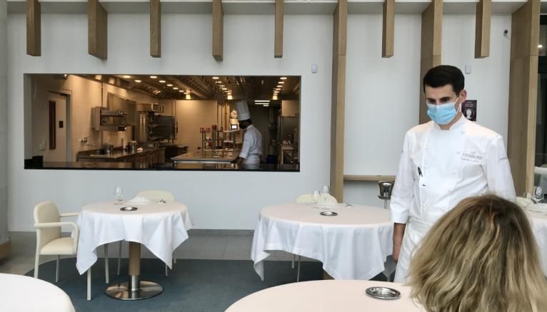 Le nouveau campus de Meudon dispose d'un restaurant d'application, où les étudiants s'entraînent à la cuisine et au service.