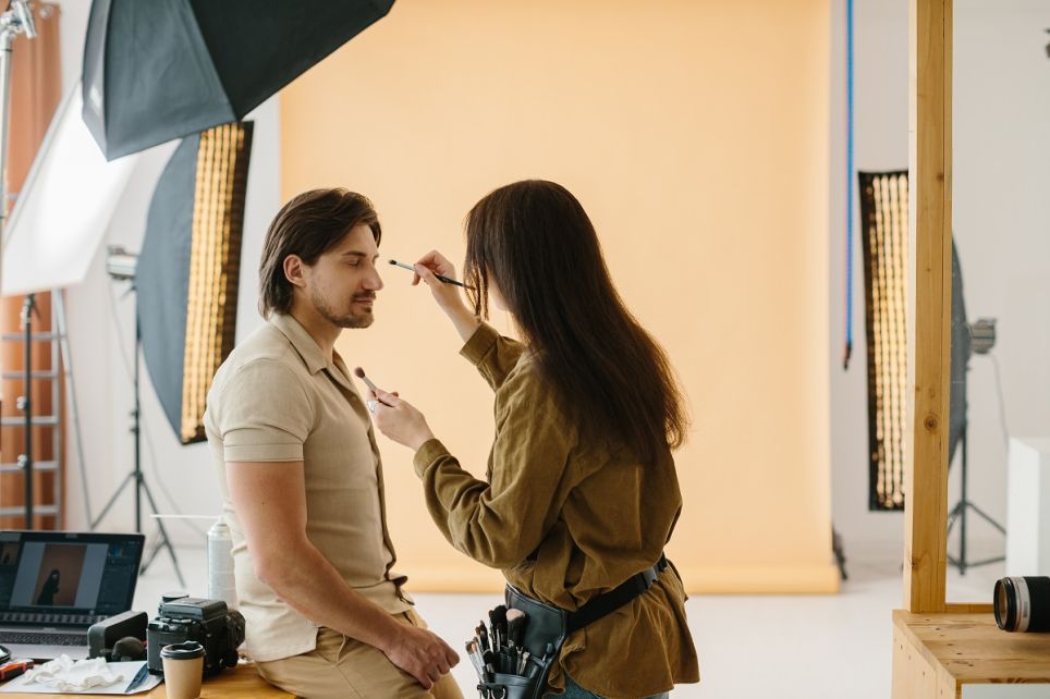 Le maquilleur professionnel réalise des maquillages artistiques ou correctifs, adaptant ses techniques aux besoins de la mode, du cinéma, ou des événements.