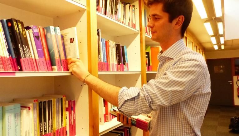François, étudiant à GEM, est payé 250 € nets par mois pour une trentaine d’heures effectuées dans la bibliothèque de son école.