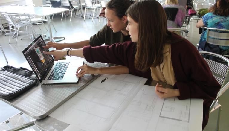 Alix et son amie Enora travaillent sur la modélisation en 3D d’une maison, dans la cafétéria de l’école.